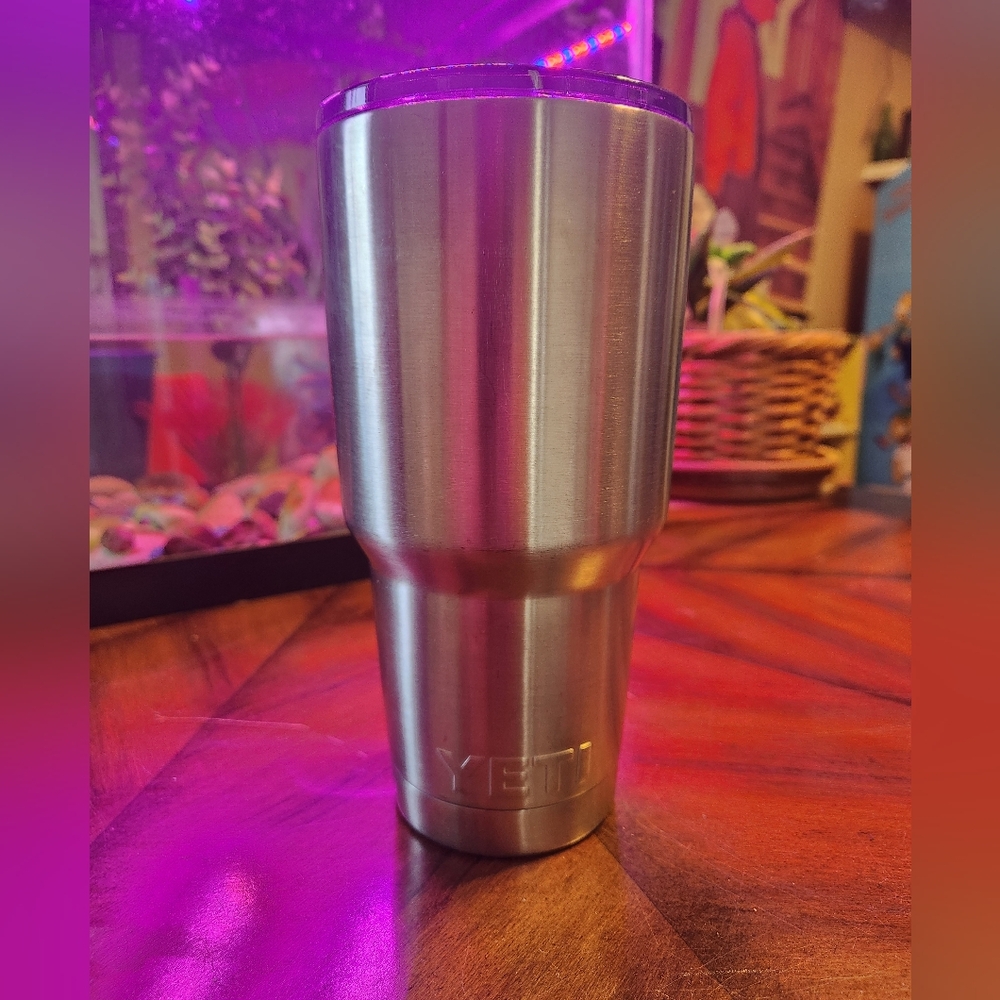 Yeti stainless steel (32 oz?) Tumbler